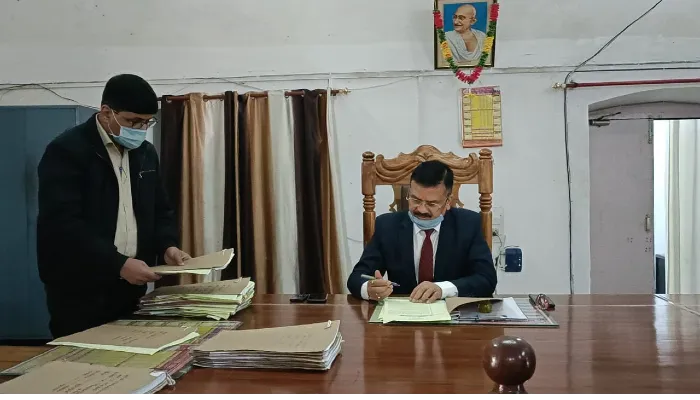 बहराइच: जिला मजिस्ट्रेट ने 13 अपराधियों को किया जिला बदर