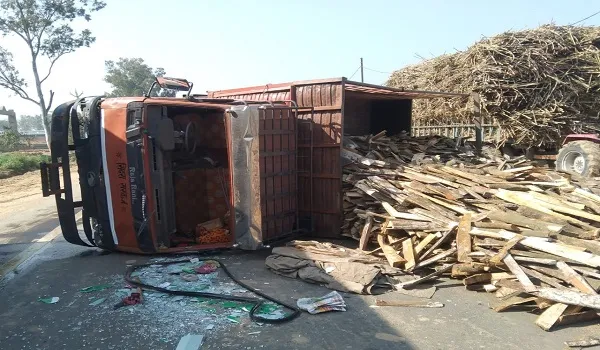 संभल : अनियंत्रित होकर केंटर पलटा, लगा जाम