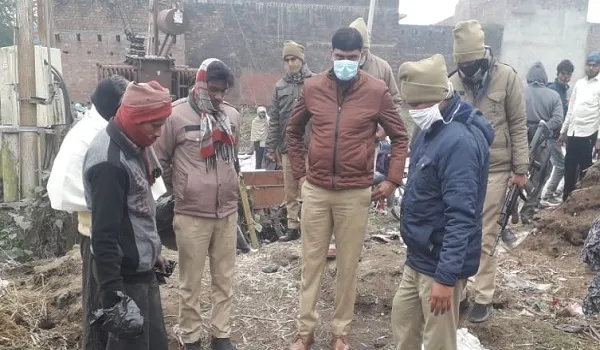 बिजनौर: कूड़े के ढेर पर कुत्तों ने मासूम के शव को नोंच कर खाया