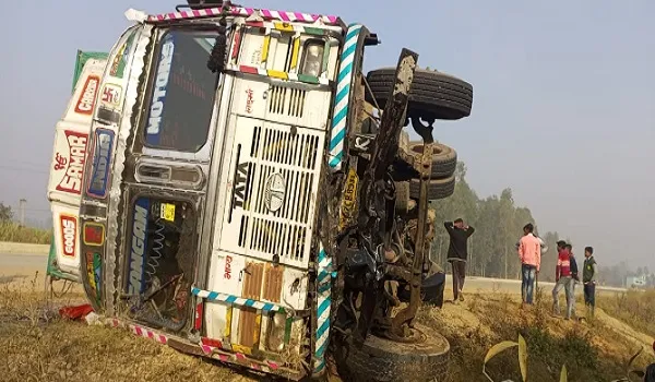 बिजनौर : ट्रैक्टर और ट्रक की भिड़ंत में ट्रक चालक की मौत