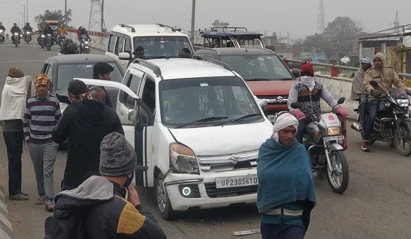 अमरोहा : कार का टायर फटने से टकराईं गाड़ियां, आठ लोग घायल