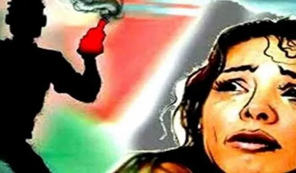 मुरादाबाद : दवा लेकर लौट रही विवाहिता पर पति और देवर ने फेंका तेजाब