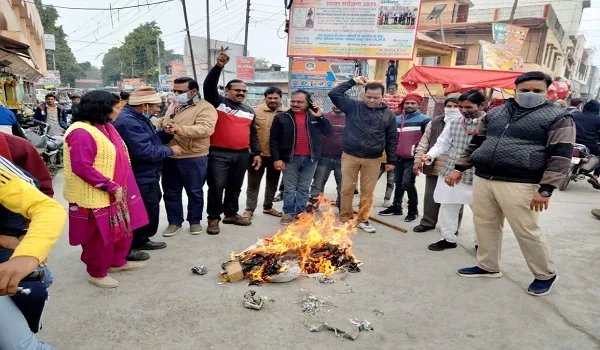अमरोहा : भाजपाइयों ने पंजाब के मुख्यमंत्री का फूंका पुतला, किया प्रदर्शन