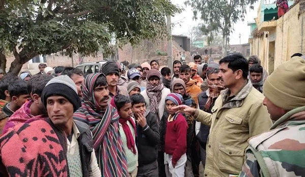 संभल : निराश्रित गायें स्कूल में बंद, पुलिस और ग्रामीणों में नोकझोंक