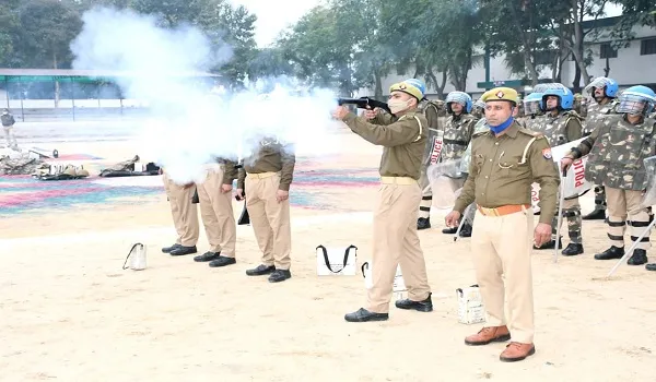 रामपुर : पुलिस अधीक्षक ने किया पुलिस लाइन का निरीक्षण
