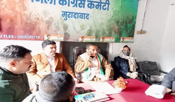 मुरादाबाद : कांग्रेस के जिला कार्यालय का बोर्ड, पार्टी का झंडा फाड़ने से नाराजगी