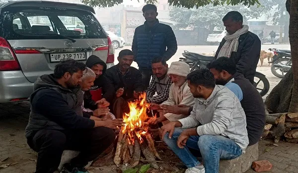 अमरोहा : ठंड से बचने के लिए लोगों ने अलाव का लिया सहारा