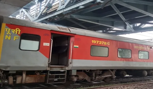 मुरादाबाद : अवध आसाम के एसी कोच में धुआं उठने से मचा हड़कंप