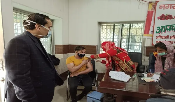 अमरोहा: वैक्सीनेशन कैंप का डीएम ने किया निरीक्षण, अनुपस्थित मिलीं ईओ, वेतन काटने का दिया आदेश