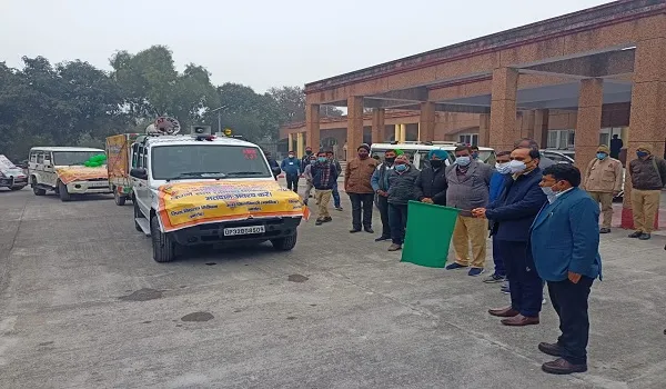 अमरोहा: डीएम ने मतदाता जागरूकता वाहनों को दिखाई हरी झंडी