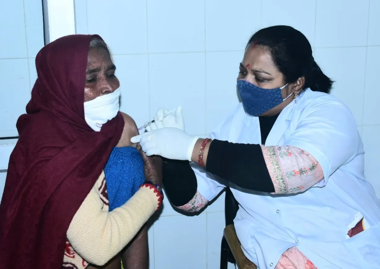 मुरादाबाद : स्वास्थ्य कर्मियों, फ्रंटलाइन वर्करों को लगा टीके का बूस्टर डोज
