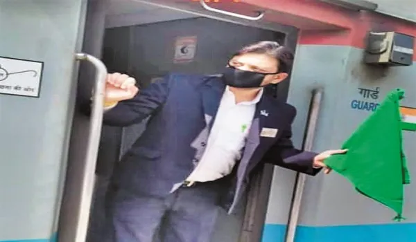 मुरादाबाद : अब ट्रेन मैनेजर के नाम से जाने जाएंगे गार्ड