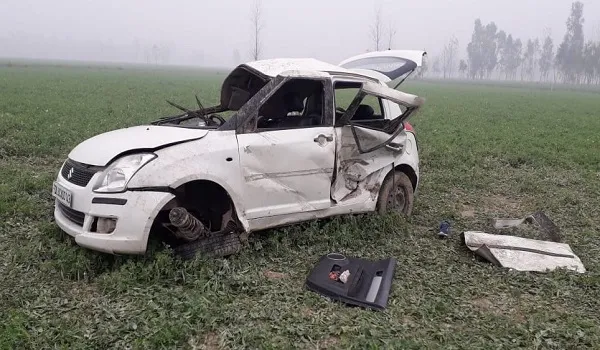 रामपुर : अनियंत्रित होकर रोड किनारे पलटी कार एक की मौत, चार घायल