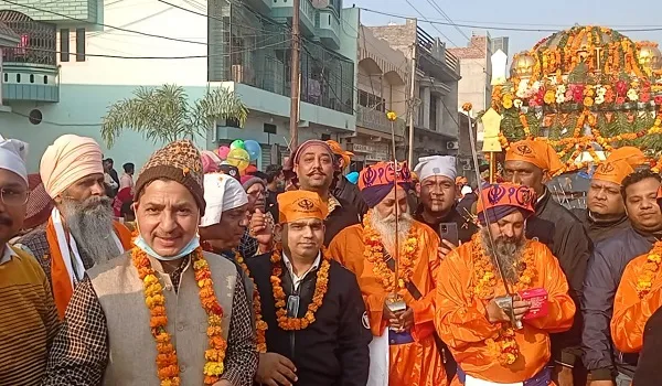 संभल : प्रकाशोत्सव पर निकली शोभायात्रा का कई जगह स्वागत