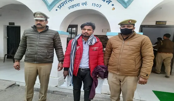 मुरादाबाद : दुकान में कूमल लगा कर चोरी करते नाबालिग छात्र सहित 2 पकड़े