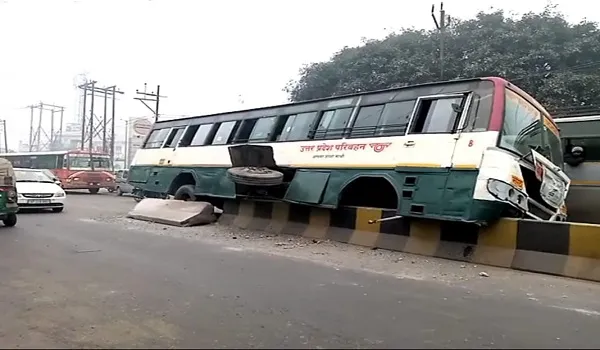 मुरादाबाद : कोहरे के कारण डिवाइडर पर रोडवेज बस चढ़ी, यात्री घायल
