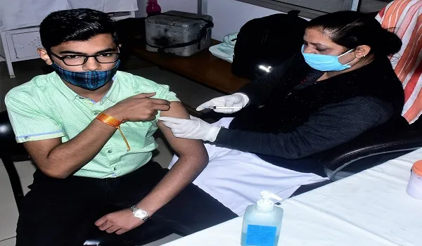 मुरादाबाद : पहले दिन 1014 किशोरों को लगा कोरोना रोधी टीका