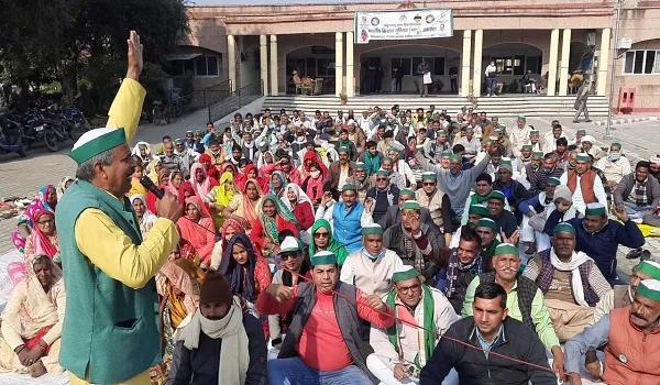 अमरोहा : गन्ना घटतौली को लेकर कलेक्ट्रेट पर गरजे किसान, सौंपा ज्ञापन