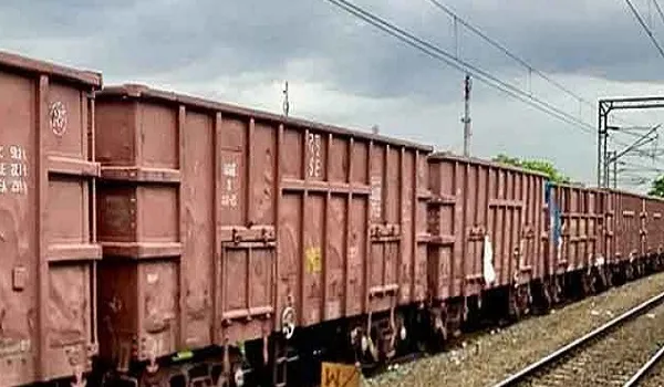 मुरादाबाद : मालगाड़ी की चपेट में आकर युवक-युवती की मौत