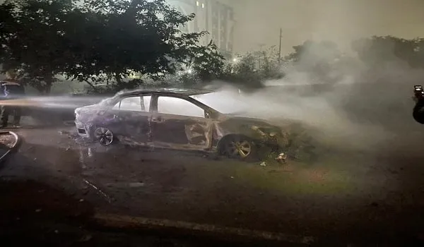 मुरादाबाद : चलती कार में लगी आग, बाल बाल बचे कार सवार