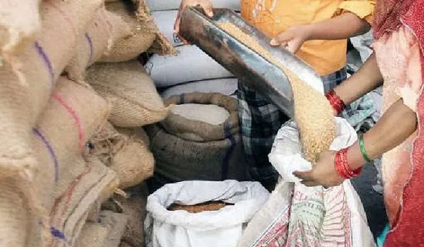 मुरादाबाद : मुफ्त राशन लेने पहुंचे कार्डधारक, सामाजिक दूरी नदारद