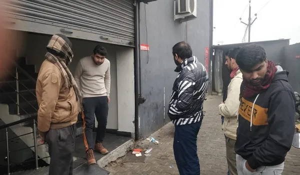 अमरोहा : गार्ड को बंधक बनाकर साढ़े चार लाख लूटे, मचा हड़कंप
