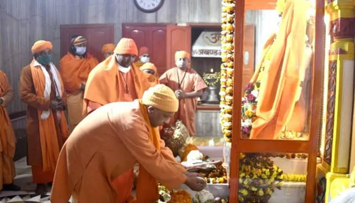 मुख्यमंत्री योगी ने बाबा गोरखनाथ को चढ़ाई खिचड़ी, मेला परिसर में किया भ्रमण