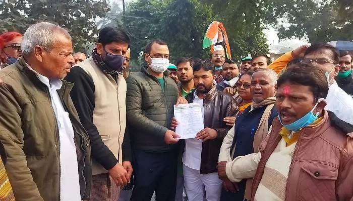 अयोध्या: रियल एस्टेट कंपनियों के खिलाफ कांग्रेस ने प्रदर्शन कर सौंपा ज्ञापन