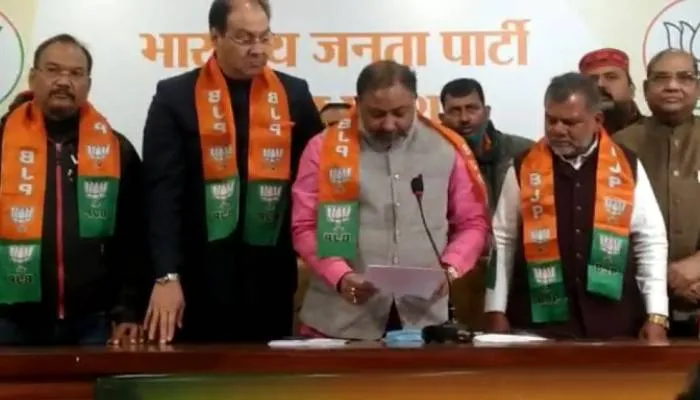 यूपी चुनाव 2022: बसपा को लगा बड़ा झटका, इन दिग्गज नेताओं ने थामा भाजपा का दामन