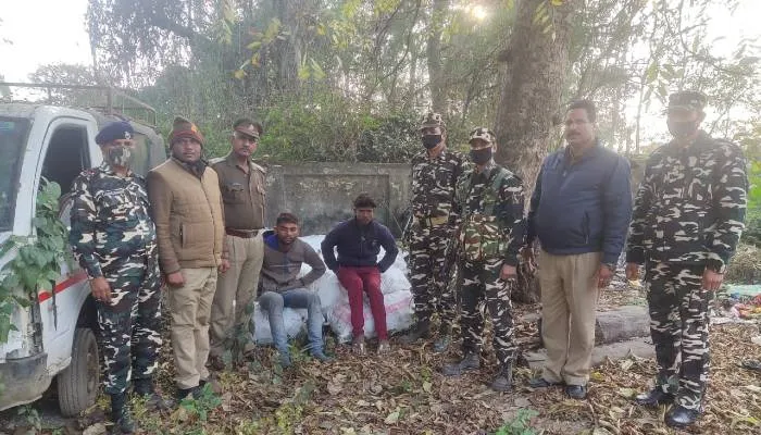 बहराइच: मवेशियों का अवशेष ले जा रहे दो लोगों को पुलिस ने किया गिरफ्तार