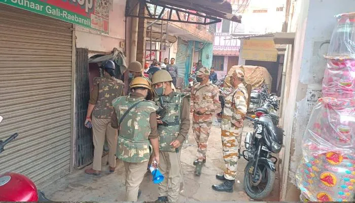रायबरेलीः शांतिपूर्ण मतदान को लेकर पुलिस प्रशासन ने कसी कमर, किया रूट मार्च