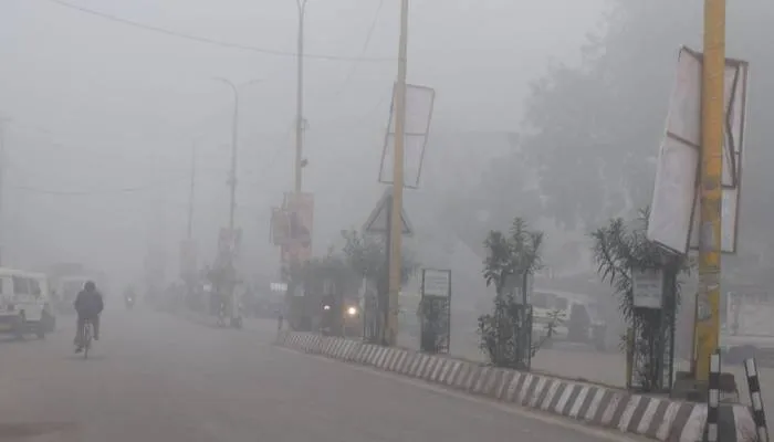अयोध्या: कोहरे के साथ बढ़ी गलन, लुढ़का पारा, सामान्य जनजीवन प्रभावित