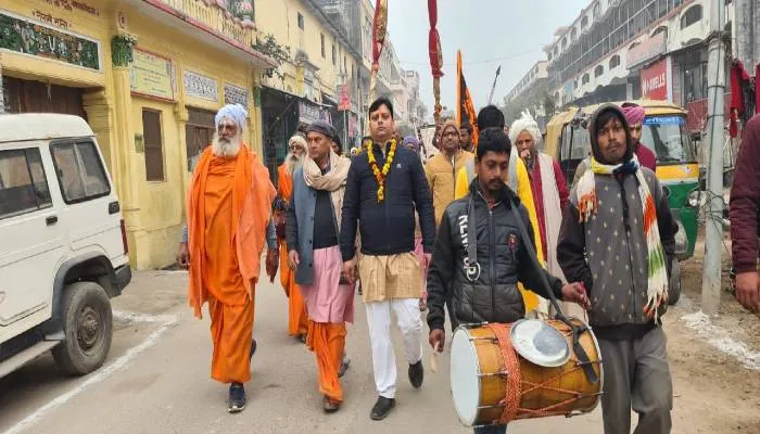 अयोध्या: शोभायात्रा निकाल साधु संतों ने की राम मंदिर की परिक्रमा