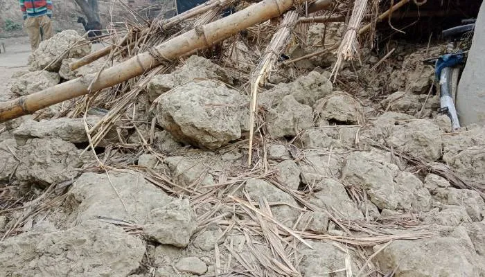 सीतापुर: भरभराकर गिरी कच्ची दीवार, मलबे में दबकर दादी की मौत, पौत्री घायल
