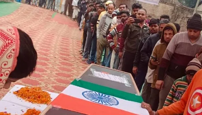 बहराइच: सुबह तीन बजे पहुंचा शहीद जवान का पार्थिव शरीर,  श्रद्धांजलि देने वालों का लगा तांता