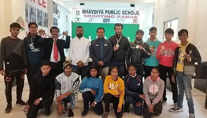 अयोध्या: शूटिंग में 11 वीं बार मेडल लाने वाले डॉ. भुवन किए गए सम्मानित