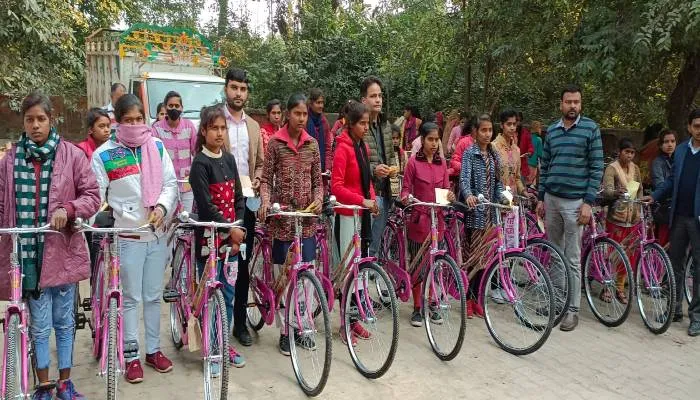 रायबरेलीः भत्ता के बाद श्रमिकों की बेटियों को वितरित की गई साइकिल