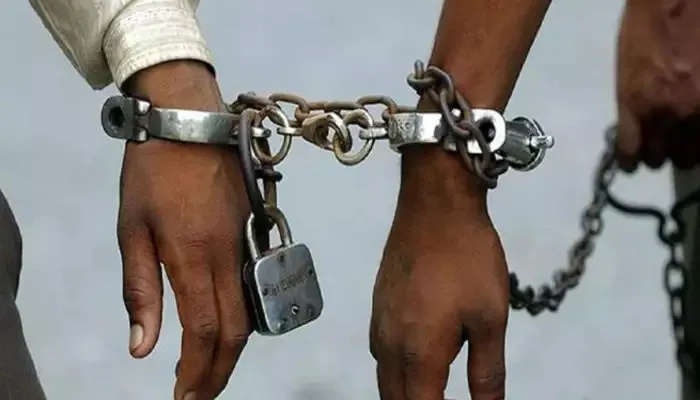 अयोध्या: पल्सर से भाग रहे दो शातिर टप्पेबाज गिरफ्तार, 35 हजार नगद व दो तमंचे बरामद