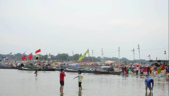 प्रयागराज: गंगा और यमुना के जलस्तर बढ़ने से कल्पवासी बेहाल
