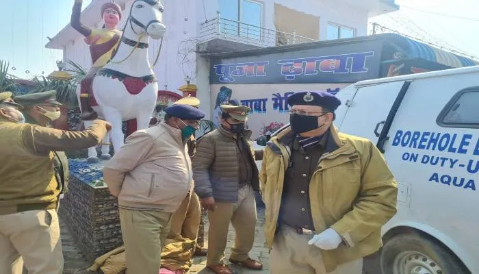 हरदोई: बन्द गाड़ी में दो युवकों की संदिग्ध अवस्था में मौत, जांच में जुटी पुलिस