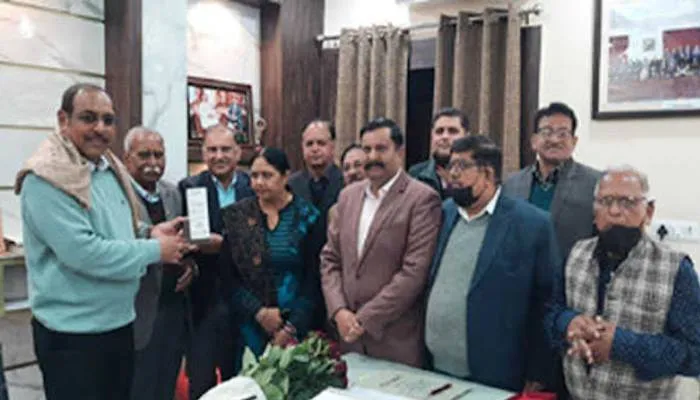 झांसी मंडलायुक्त डॉ. अजय शंकर का चैंबर्स ऑफ कॉमर्स ने किया सम्मान