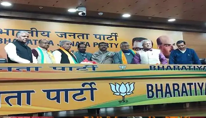 यूपी चुनाव: पूर्व मंत्री शिवाकांत ओझा समेत तीन नेताओं ने थामा भाजपा का दामन