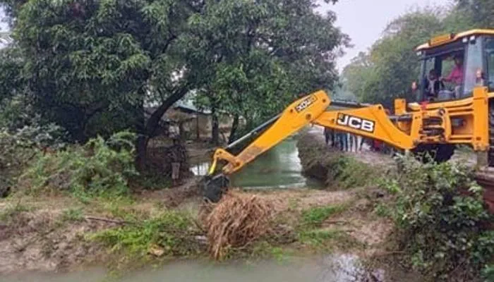 रायबरेलीः शारदा नहर में खंदी कटने से पानी में डूबी सैकड़ों बीघा फसल