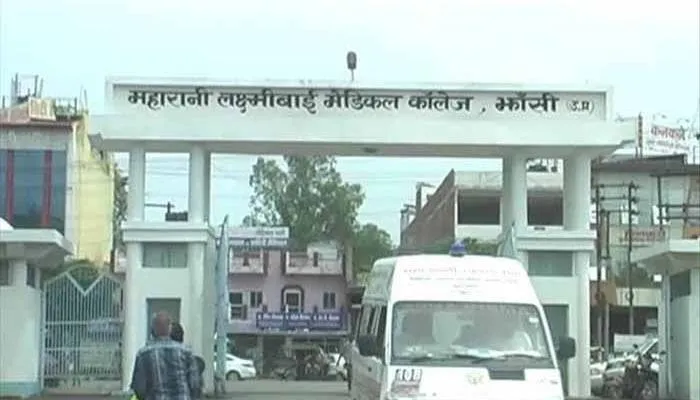 झांसी: जिलाधिकारी ने मेडिकल कॉलेज का औचक निरीक्षण कर जांची व्यवस्थाएं