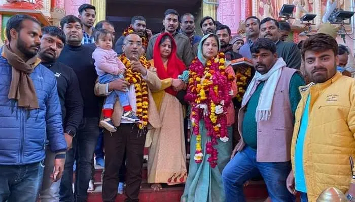 अयोध्या: टिकट मिलते ही आरती ने हनुमानगढ़ी में झुकाया शीश, मीडिया के सामने हुईं भावुक