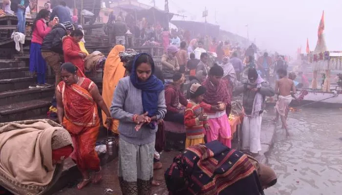 अयोध्या: श्रद्धालुओं ने सरयू में लगाई डुबकी, रामलला को लगा खिचड़ी का भोग