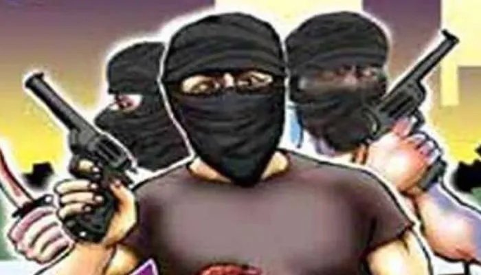 देवरिया में बदमाशों ने असलहे के बल पर सर्राफ से लूटे लाखों के आभूषण