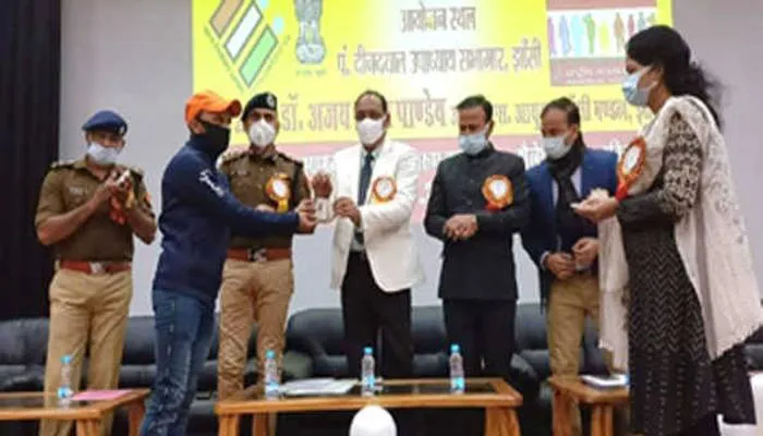 झांसी में राष्ट्रीय मतदाता दिवस पर मतदाताओं दिलाई गई शपथ