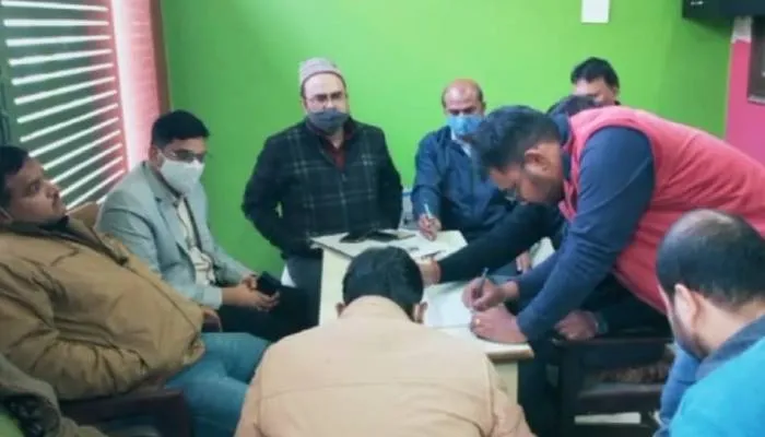 बहराइच: सेल टैक्स विभाग का नानपारा में छापा, दो गोदाम सीज