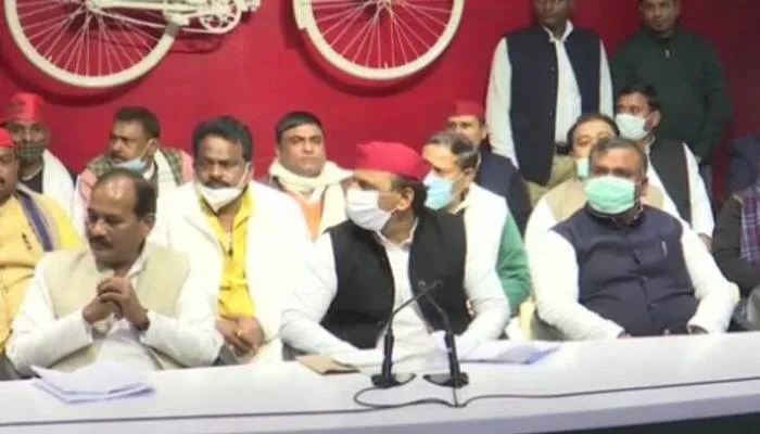 UP Election 2022: पूर्व मंत्री दारा सिंह चौहान ने अखिलेश की मौजूदगी थामा सपा का दामन